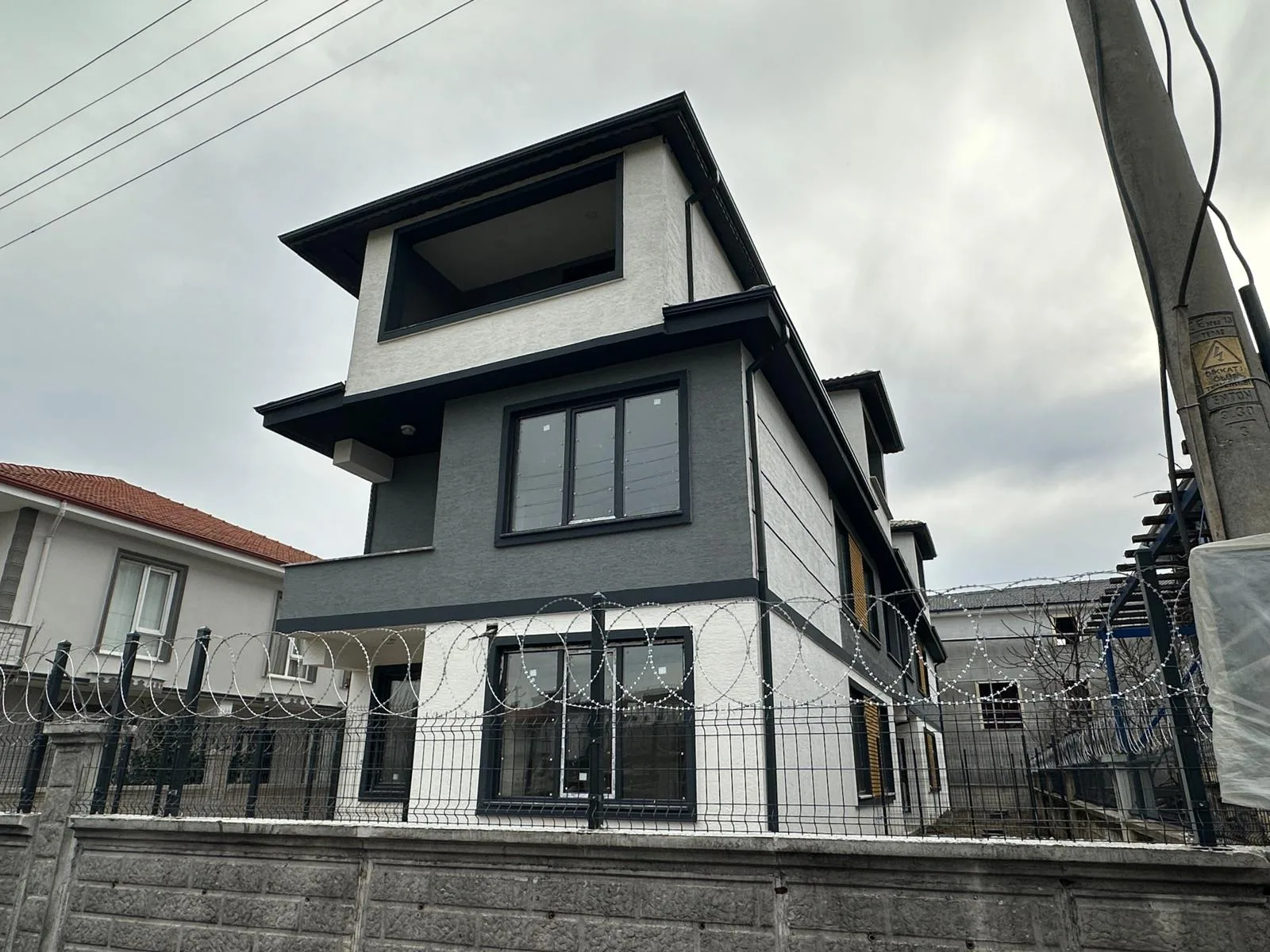 KARASU'DA 4+1 ÇARŞIYA YÜRÜME MESAFESİNDE TRİBLEKS VİLLA