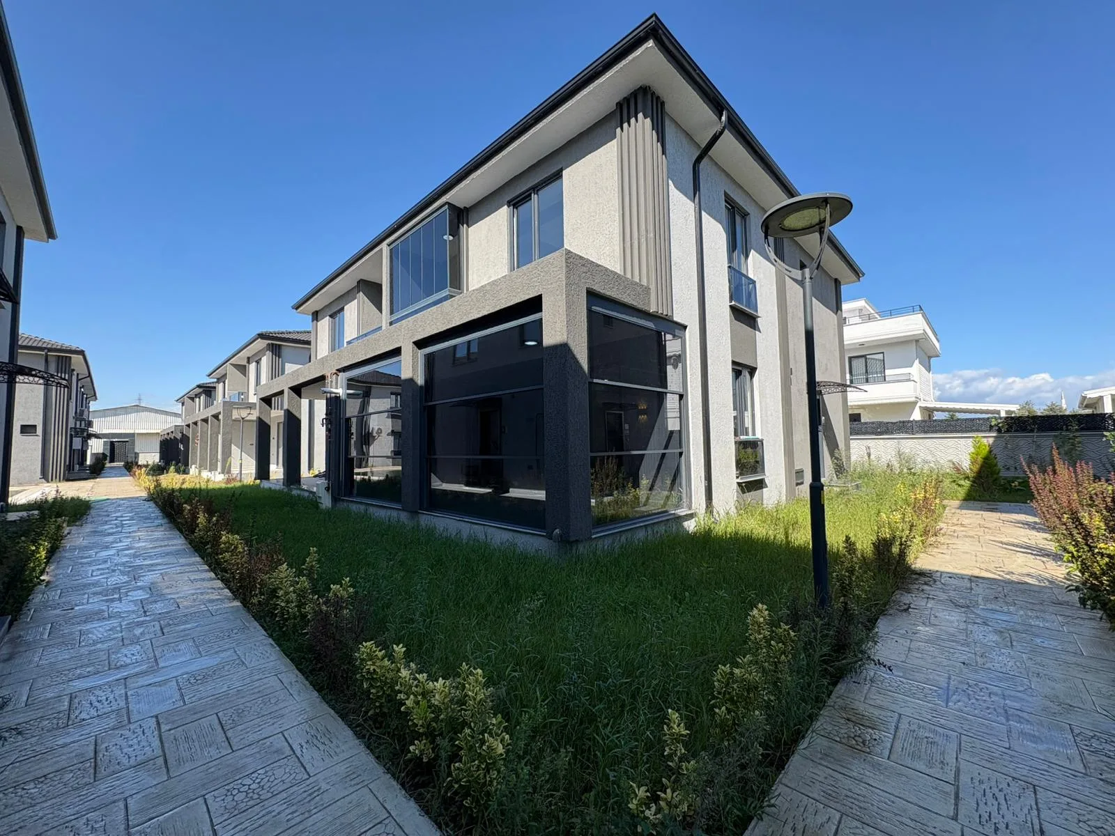 KARASU'DA MUTFAK AYRI KIŞ BAHÇELİ 4+1 HAVUZLU DUBLEKS  VİLLA