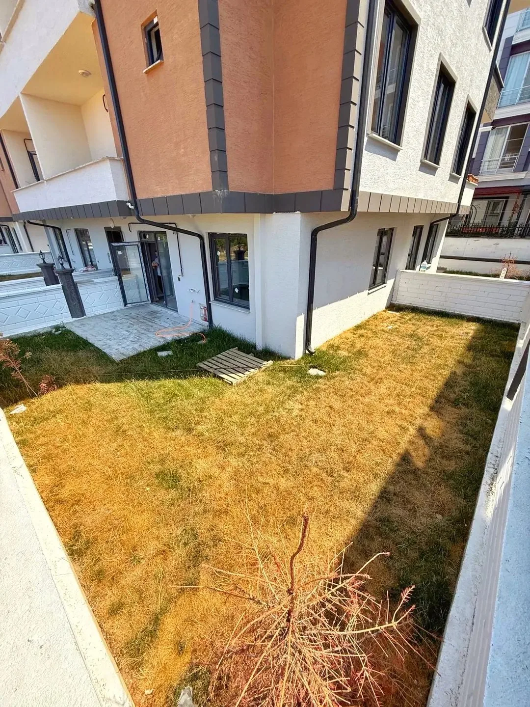 ZEMİN KAT, BAHÇE ALANLI, ÖN-ARKA CEPHE SEÇENEKLİ-ÖN CEPHE, F/P, DENİZE YÜRÜME MESAFESİ, YERDEN ISITMA, SİTE İÇİ 2+1 DAİRE! YAYLA MH