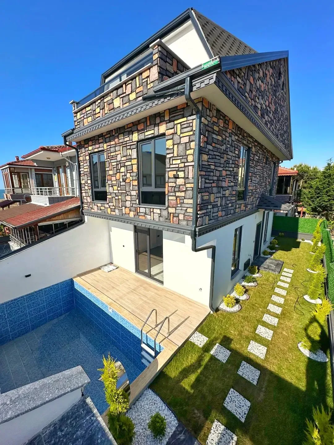 162m2 ARSA İÇİNDE TAM BAĞIMSIZ MÜSTAKİL, GENİŞ BAHÇE, AYRI MUTFAK, 5+1 TRİPLEKS VİLLA! KOCAALİ YALI MH