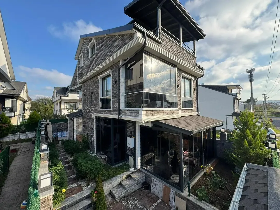 178m2 ARSA İÇİNDE TAM BAĞIMSIZ MÜSTAKİL! HAVUZLU, KIŞ BAHÇELİ, JAKUZİLİ, KENDİNE GARAJLI 4+1 TRİPLEKS VİLLA! KOCAALİ ALANDERE MH