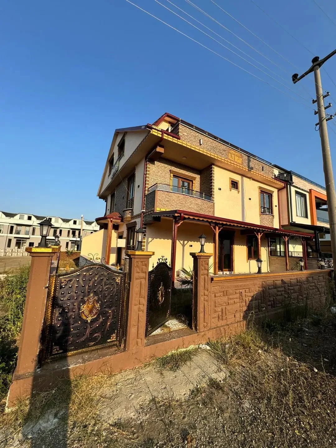 245m2 ARSA İÇİNDE, LÜKS TASARIM, AYRI MUTFAK, VERANDALI 4+1 TRİPLEKS! KOCAALİ ALANDERE MH