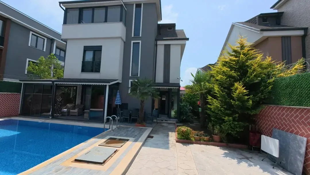 300m2 ARSA İÇİNDE TAM BAĞIMSIZ MÜSTAKİL! HAVUZLU, JAKUZİLİ, ULTRA GENİŞ BAHÇE, KENDİNE GARAJLI 4+1 TRİPLEKS VİLLA! KOCAALİ YALI MH