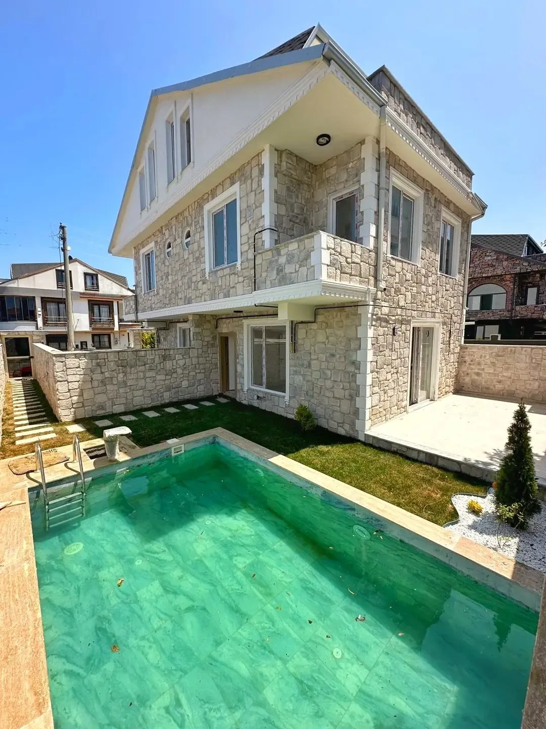 ALAÇATI TAŞ KONSEPT, DENİZ MANZARALI, MERKEZ PLAJ, HAVUZLU, EBEVEYN BANYOLU 3+1 TRİPLEKS VİLLA! KOCAALİ YALI MH